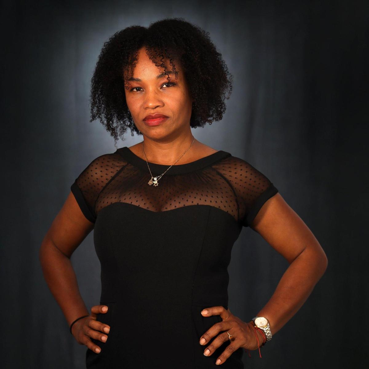 La empresaria Fayola Nicaisse en el el IPC ArtSpace. Nicaisse fue una de los nueve miembros de la comunidad haitiana del sur de la Florida que reexaminaron la independencia de Haití a través de la lente de los acontecimientos del año pasado.