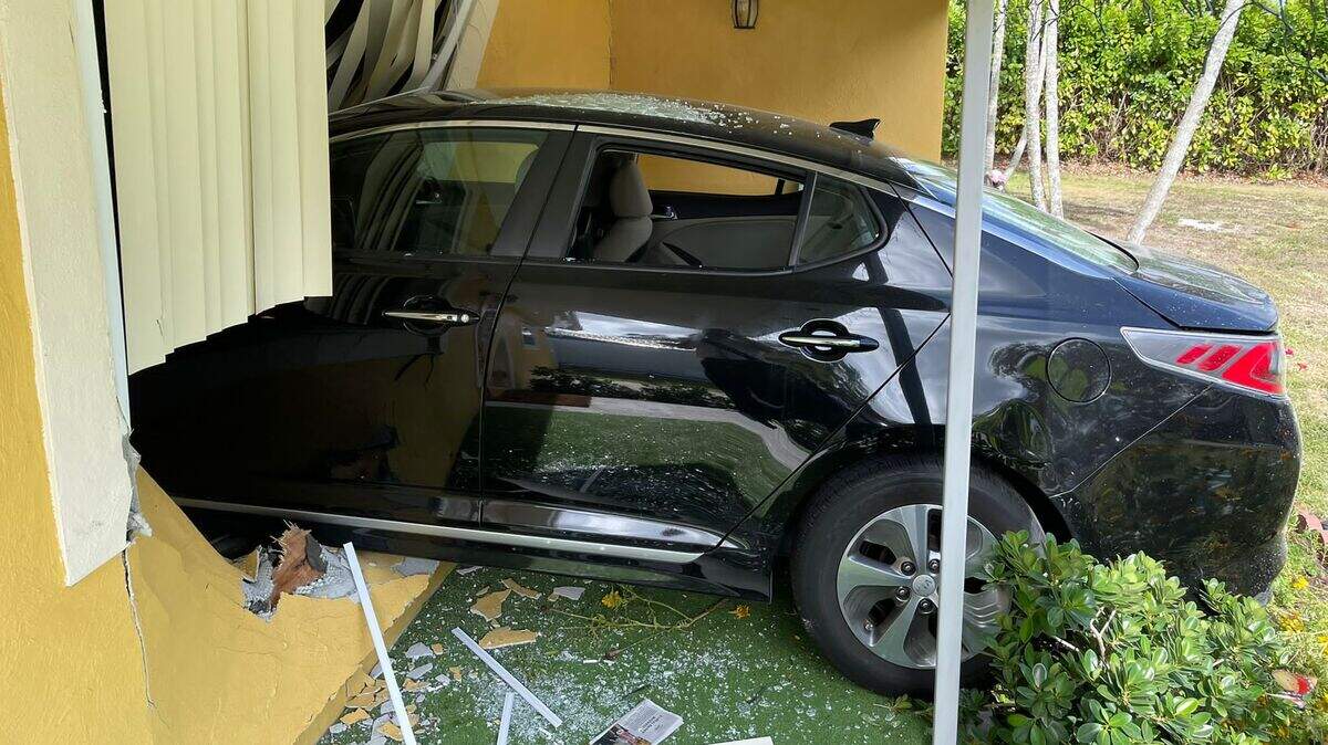 Después de que un automóvil chocara contra una casa del Condado Miami-Dade, un niño y la conductora fueron enviados al hospital. La conductora quedó inicialmente atrapada dentro del automóvil.