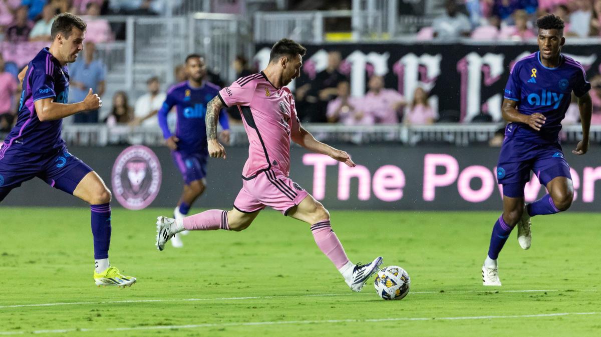 El delantero del Inter Miami Lionel Messi corre con el balón en la primera mitad de su partido de la MLS contra el Charlotte FC en el Chase Stadium, el 29 de septiembre de 2024, en Fort Lauderdale, Florida.