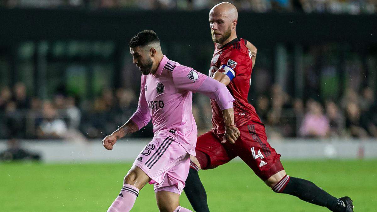 El mediocampista de Inter Miami Alejandro Pozuelo (8) es perseguido por el jugador de Toronto FC Michael Bradley, durante la primera mitad del partido de la MLS celebrado el 20 de agosto de 2020 en el estadio DRV PNK, en Fort Lauderdale, Florida.