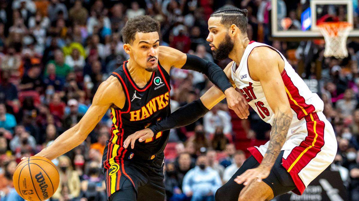 El jugador del Heat Caleb Martin (16) fue un verdadero incordio para el armador de los Hawks, Trae Young (11), en el FTX Arena, el viernes 14 de enero de 2022.