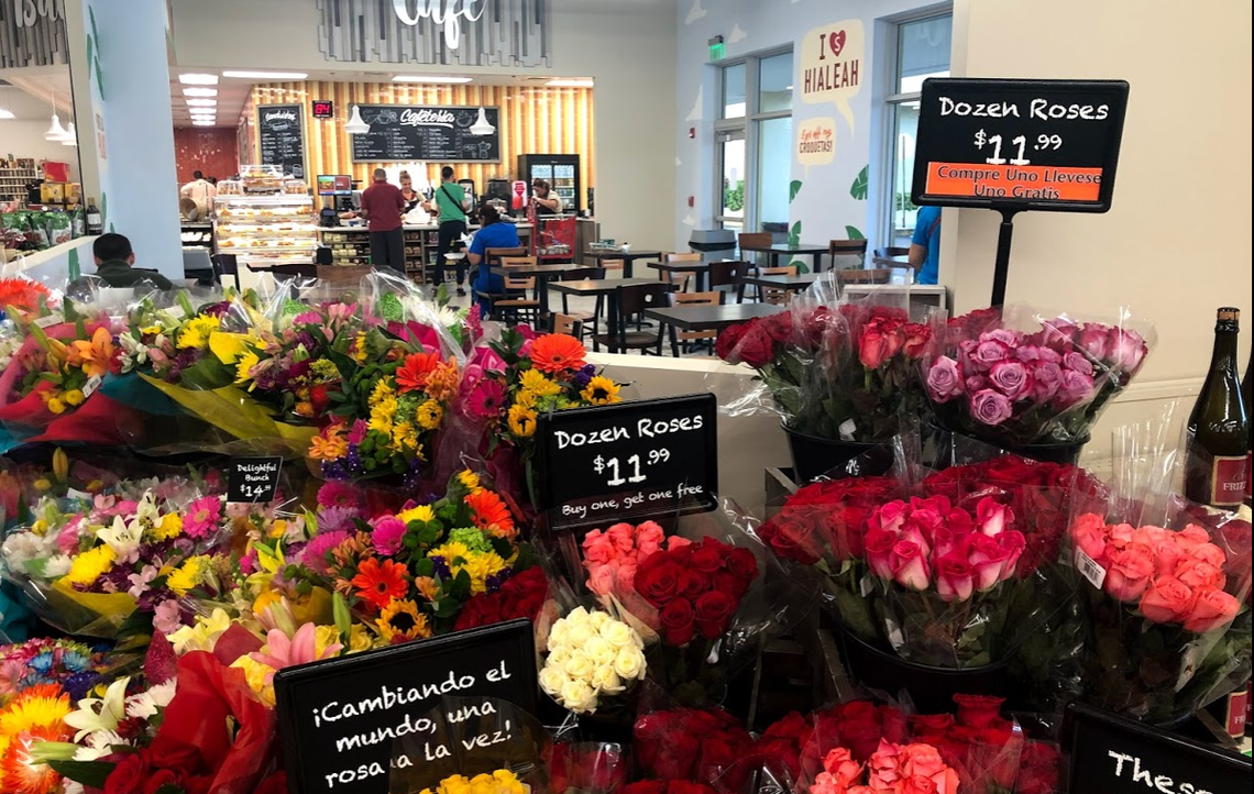 Área de floristería en el nuevo Sedano’s en Hialeah