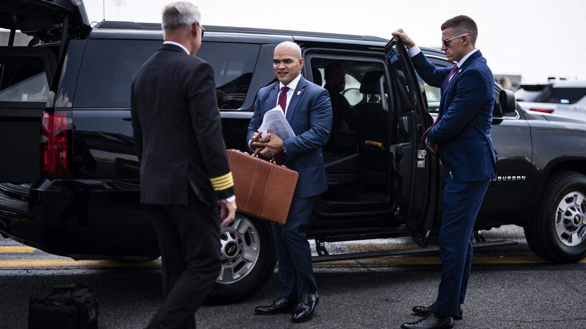 Walt Nauta follows former president Donald Trump onto a plane at Newark Liberty International Airport on June 10, 2023. Washington Post photo by Jabin Botsford.