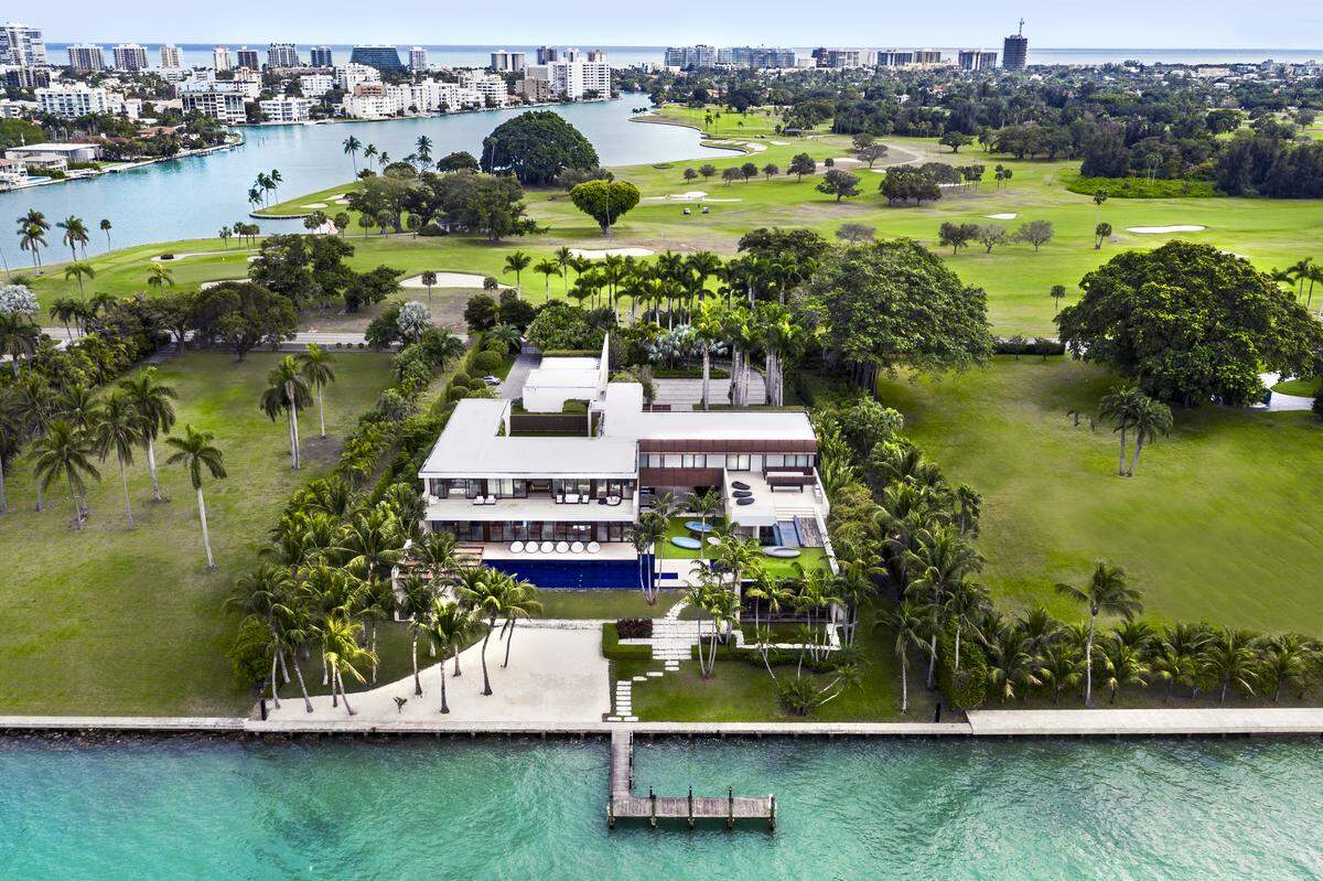 Vista aérea de la mansión de 10 habitaciones y 14 baños en 3 Indian Creek Island Road que se vendió en $50 millones, un nuevo récord para mansiones unifamiliares en Miami-Dade. Tal y Oren Alexander representaron al vendedor en la transacción.