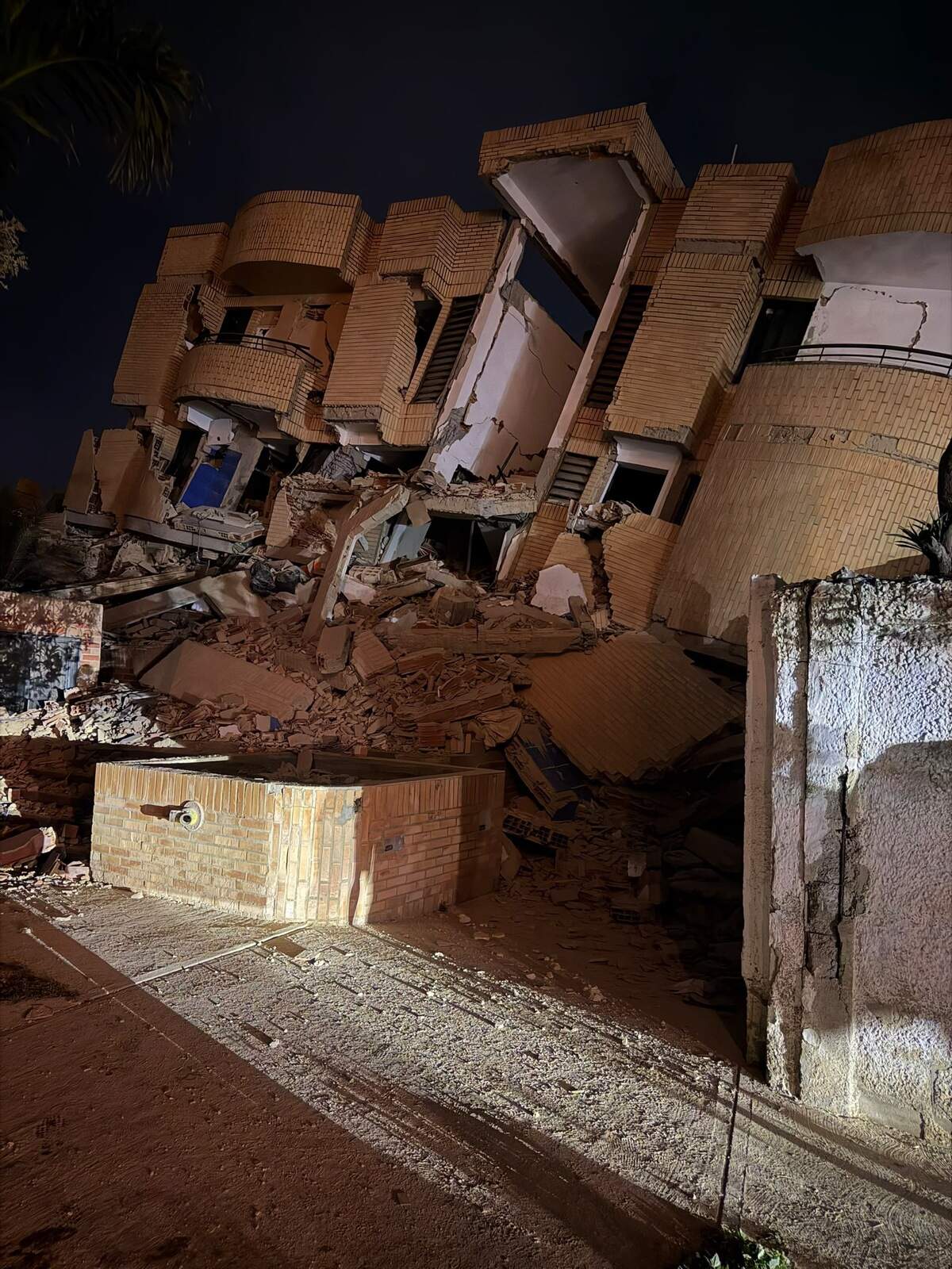 The Marycielo apartment building, a 24-unit residential complex in the Tanaguarena neighborhood of La Guaira state, lies in ruins after collapsing Wednesday evening when two powerful earthquakes measuring more than 7.0 magnitude struck Venezuela’s Caribbean coast. It is unknown whether there are victims trapped beneath the rubble.