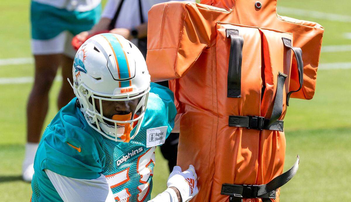 Miami Dolphins Linebacker Shaquil Barrett (58) do defensive drills during NFL mandatory minicamp at Baptist Health Training Complex in Hard Rock Stadium on Tuesday, June 4, 2024, in Miami Gardens, Fla. 