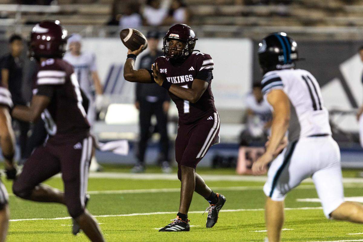 Norland Vikings quarterback Kai Moore (7) throws the ball during a high school football game abasing Archbishop McCarthy at Traz Powell Stadium on Thursday, September 25, 2025, in Miami, Fla.
