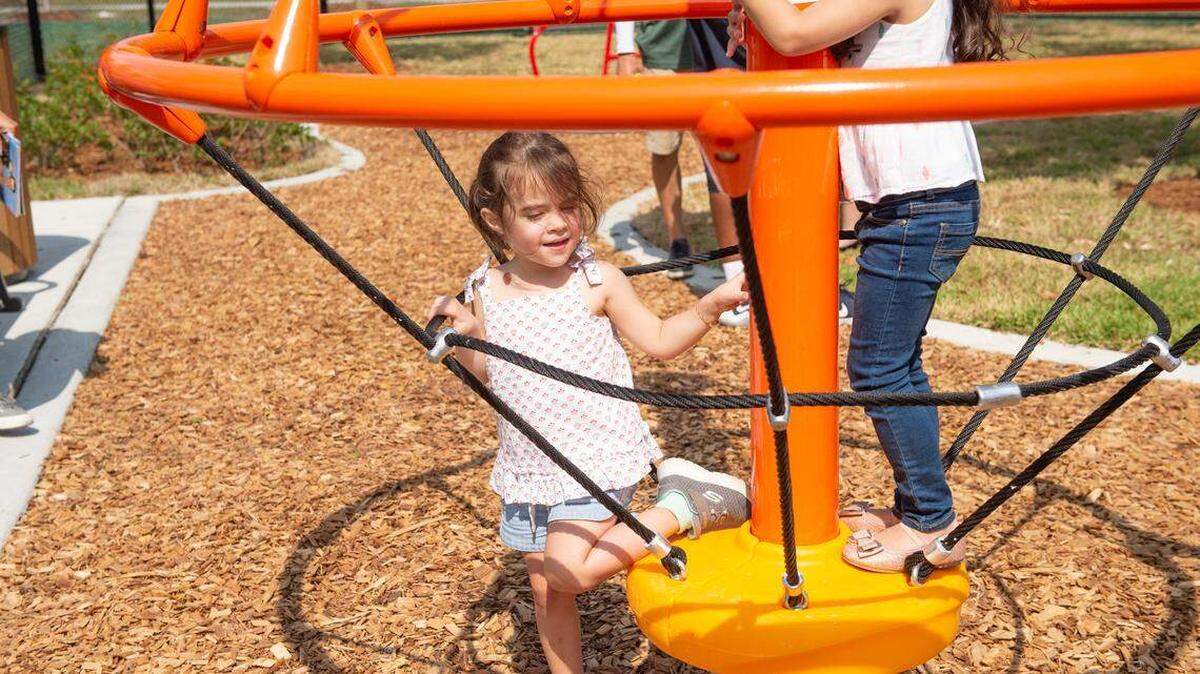El Superhero Autism Playground de Miami-Dade Parks, el primero de su tipo en el condado, abrió en 2019 en Tamiami Park, 11201 SW 24th St. Cuenta con un área de juegos sensorial y jardín de 4.220 pies cuadrados.