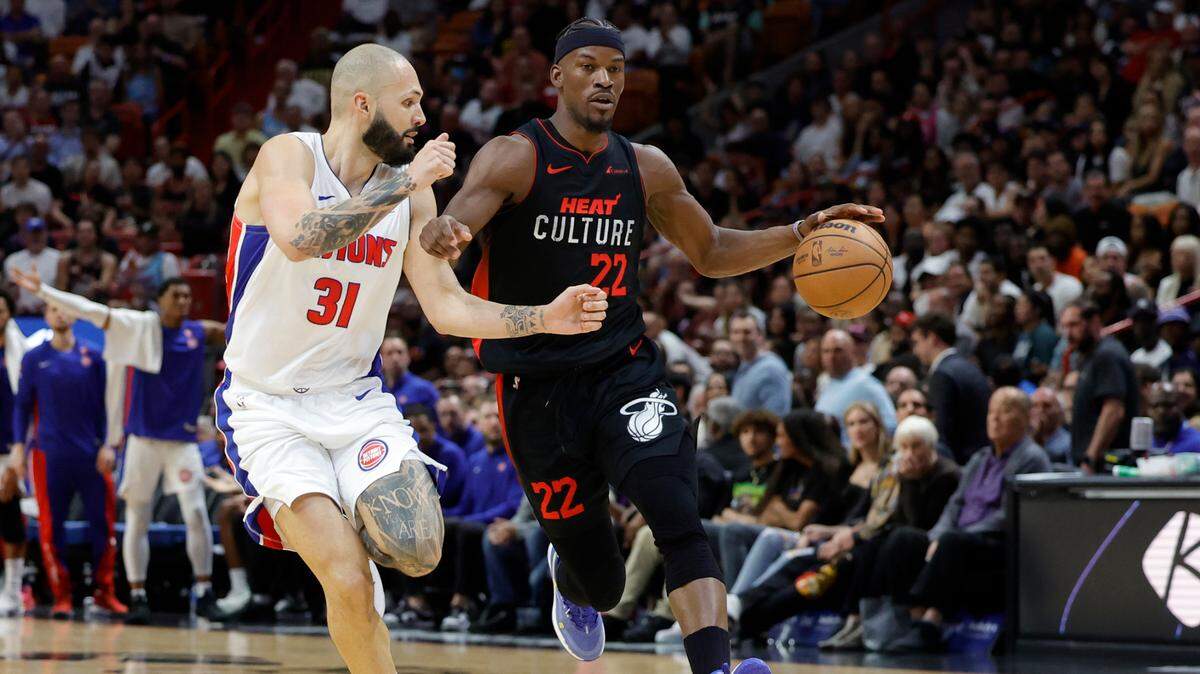 La estrella del Heat Jimmy Butler (der.) conduce el balón ante la marca de Evan Fournier, de los Pistons de Detroit, en el partido celebrado el 5 de marzo de 2024 en Miami.
