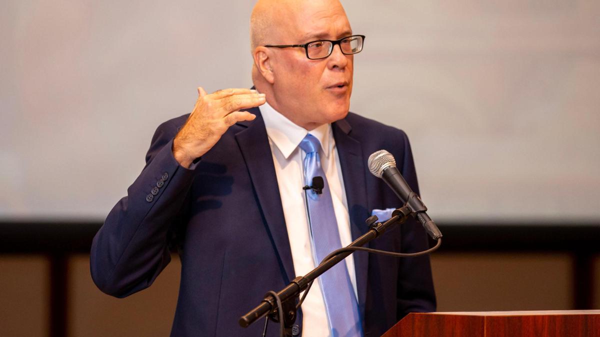 Orlando Gutierrez Boronat habla durante una discusión de libros de la profesora Susan Eckstein sobre su nuevo libro “Cuban Privilege: The Making of Immigrant Inequality in America”, en el Centro de Artes Escénicas Wertheim de la Universidad Internacional de Florida en Miami, Florida, el viernes 9 de diciembre de 2022