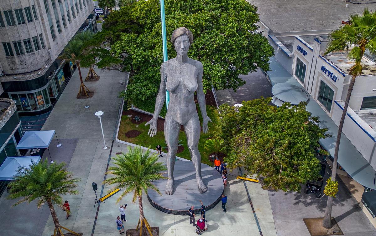 Vista de R-Evolution, una escultura cinética de 45 pies de altura y 32,000 libras de peso del artista Marco Cochrane en el Lincoln Road Mall, colocada en noviembre de 2023. La obra permanecerá en el centro comercial hasta abril de 2024.