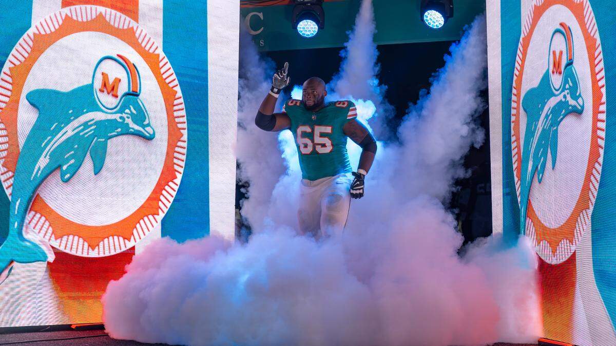 Miami Dolphins guard Robert Jones (65) makes his way onto the field before their NFL game against the Buffalo Bills at Hard Rock Stadium on Thursday, Sept. 12, 2024, in Miami Gardens, Fla.