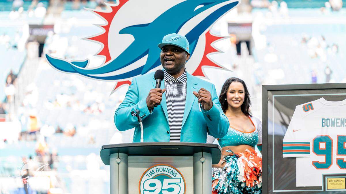 Miami Dolphins defensive tackle Tim Bowens was inducted into the team’s Ring of Honor during halftime of the Dolphins game against the Arizona Cardinals. The star defensive tackle made two Pro Bowls and was awarded defensive rookie of the year.