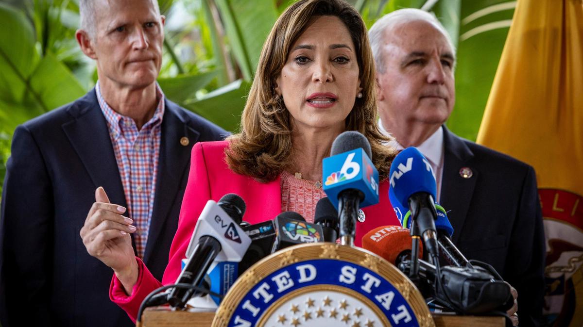 EL MARTES, la Congresista Maria Elvira Salazar presentó un ambicioso proyecto de ley de reforma migratoria en el Congreso. En esta foto de archivo , la congresista esta en una conferencia de prensa el la Torre de la Libertad en 2022.