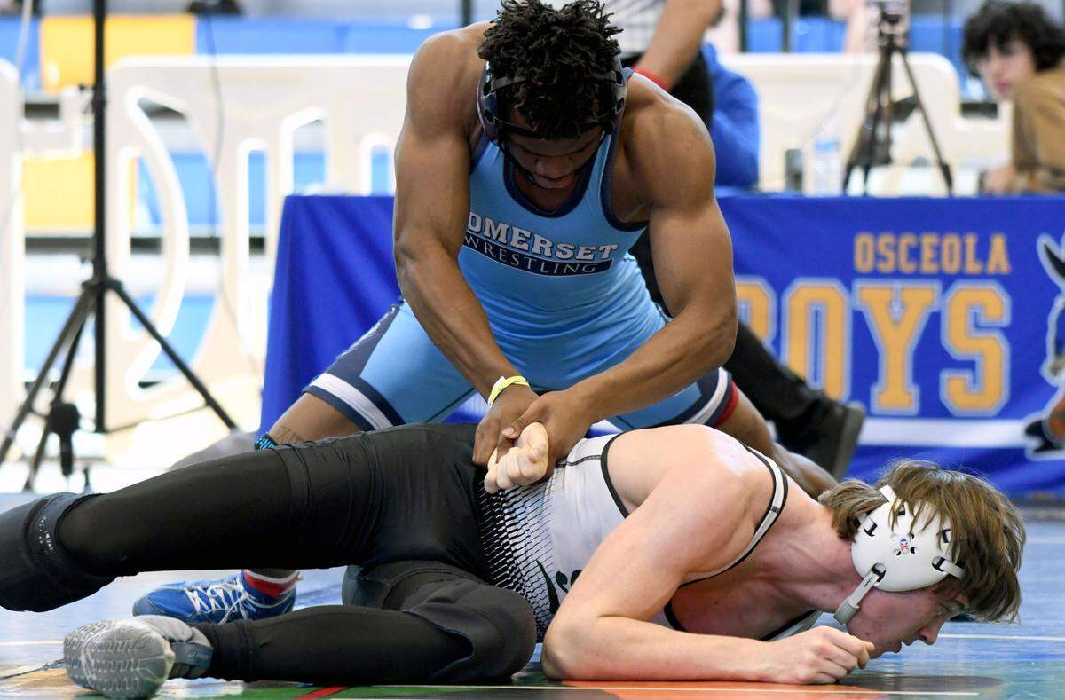 Somerset’s Kendrick Hodge battles to a 18-5 major decision win over Benjamin Lewis from Suwannee during a 165-pound finals match on Saturday at the FHSAA Duals wrestling state championships at Osceola High School in Kissimmee, Fla.