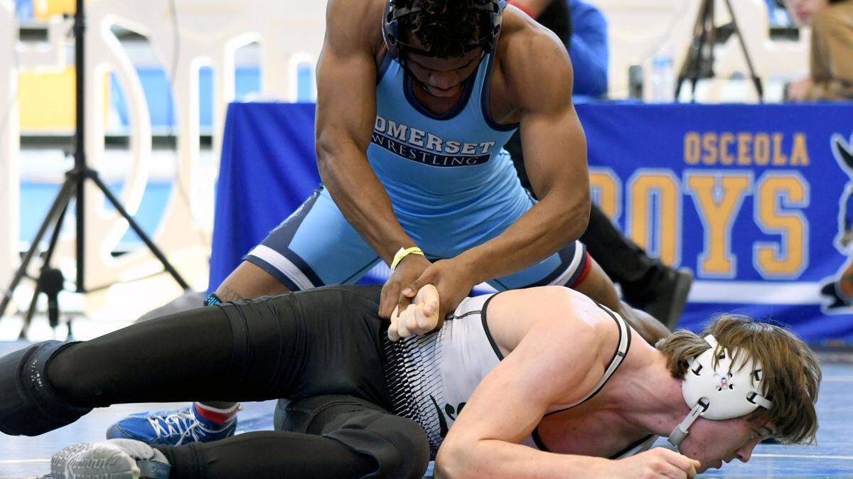 Somerset’s Kendrick Hodge battles to a 18-5 major decision win over Benjamin Lewis from Suwannee during a 165-pound finals match on Saturday at the FHSAA Duals wrestling state championships at Osceola High School in Kissimmee, Fla.
