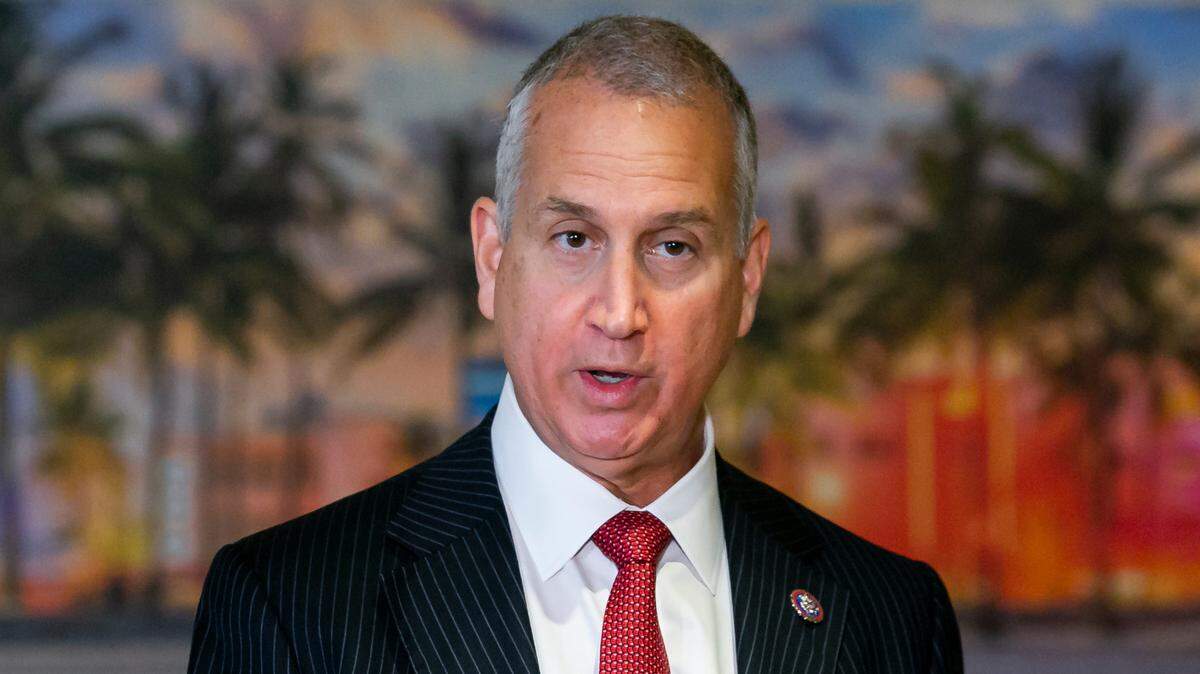El representante Mario Díaz-Balart, republicano por Florida, ofrece una conferencia de prensa sobre el Programa de Reunificación Familiar Cubana en el Aeropuerto Internacional de Miami en Miami, Florida, el lunes 19 de abril de 2021.