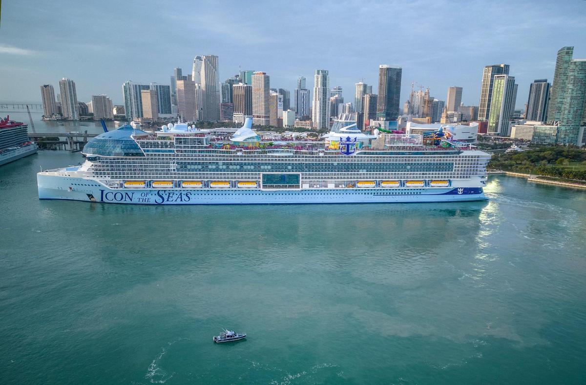 El Icon of the Seas de Royal Caribbean, el crucero más grande del mundo, gira frente al horizonte de Miami.