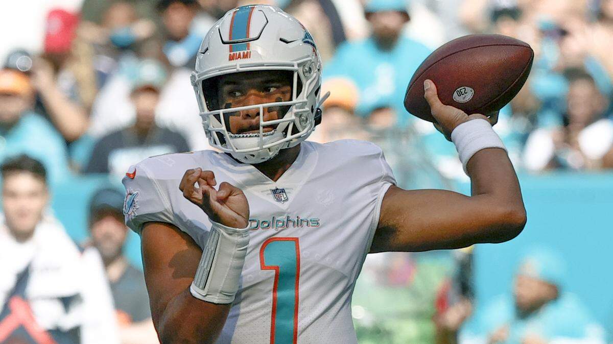 El quarterback de los Dolphins, Tua Tagovailoa (1), se prepara para pasar contra los Panthers en el Hard Rock Stadium, el domingo 28 de noviembre de 2021 en Miami Gardens.