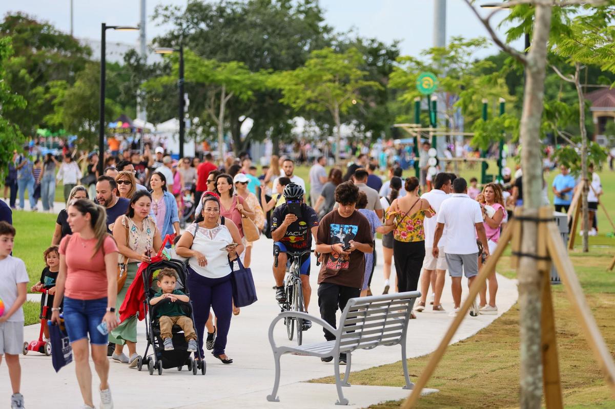 Cientos de personas asisten a la gran inauguración de la parte este del Doral Central Park en 3005 NW 92nd Ave, el parque más grande de la ciudad con una extensión de 78 acres, Doral, Florida, el lunes 26 de agosto de 2024.