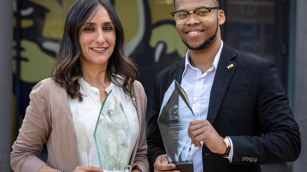 Mac Alabre (derecha), fundador de Lien Library, ganador de la categoría Comunitaria, y Yari Carrizo, cofundadora de Tennts, ganadora de la categoría de la Universidad Internacional de la Florida, posan con sus premios en el 24to concurso anual Startup Pitch del Miami Herald.