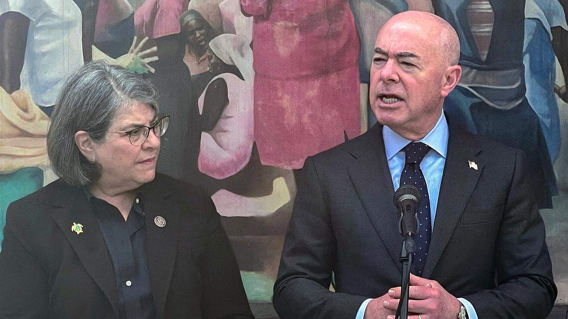 El secretario de Seguridad Nacional, Alejandro Mayorkas, junto con la alcaldesa de Miami-Dade, Daniella Levine Cava, hablan durante una conferencia de prensa en donde Mayorkas defendió el programa de parole humanitario recientemente anunciado para cubanos, haitianos, venezolanos y nicaragüenses, durante una visita a Miami el 30 de enero de 2023.