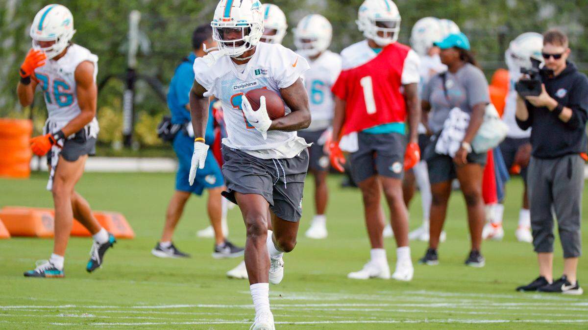 El receptor abierto de los Miami Dolphins, DeVante Parker (11), realiza ejercicios durante la práctica en el Baptist Health Training Complex en el Hard Rock Stadium el miércoles 20 de octubre de 2021 en Miami Gardens, Florida, en preparación para su partido contra los Buffalo Bills en el Highmark Stadium el domingo. 31 de octubre.