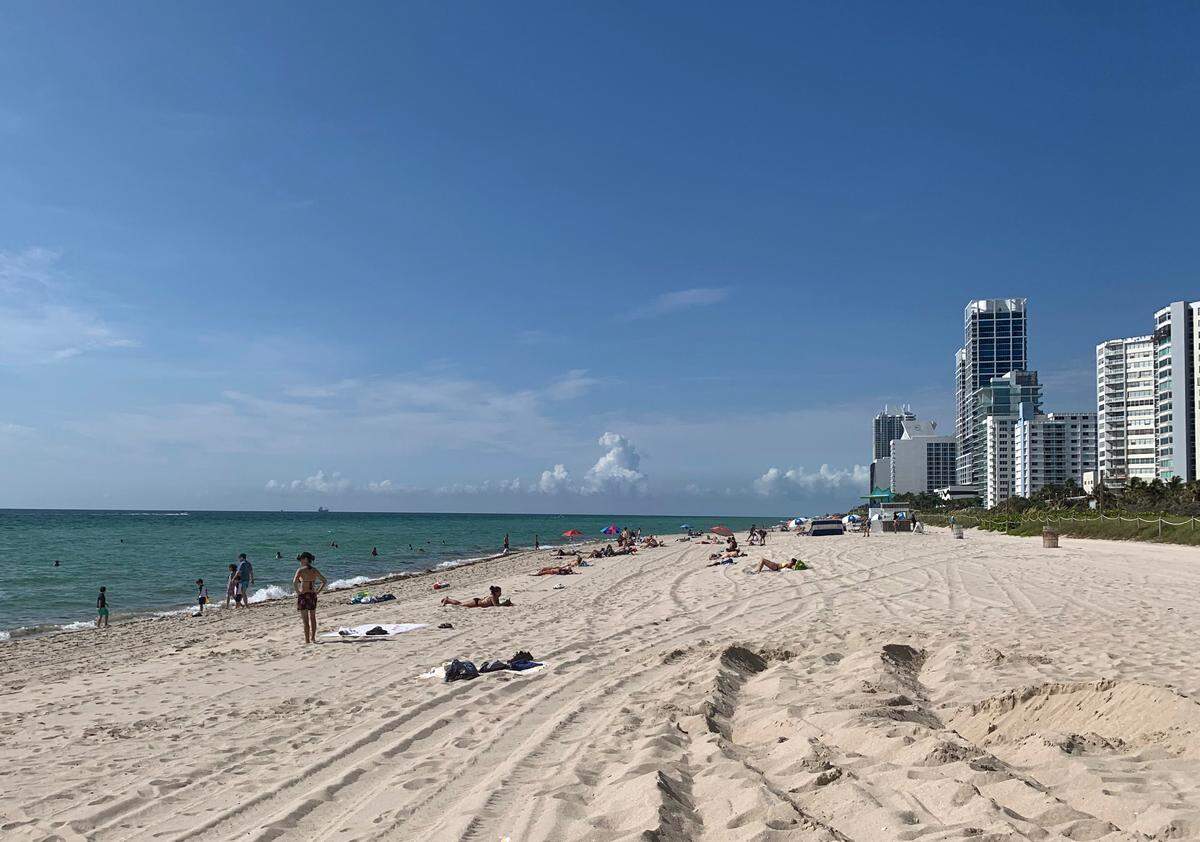 As Miami-Dade beaches reopened for the first time Wednesday after being closed for 12 weeks because of the coronavirus, the morning’s beachgoers were scattered along the sand.