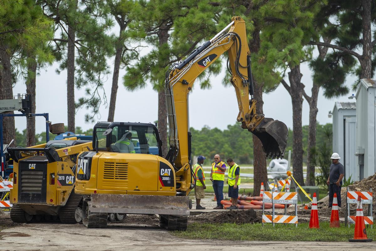 Crews work on fixing the broken pipeline that left 220,000 people without running water in Fort Lauderdale, Florida, on Thursday, July 18, 2019.