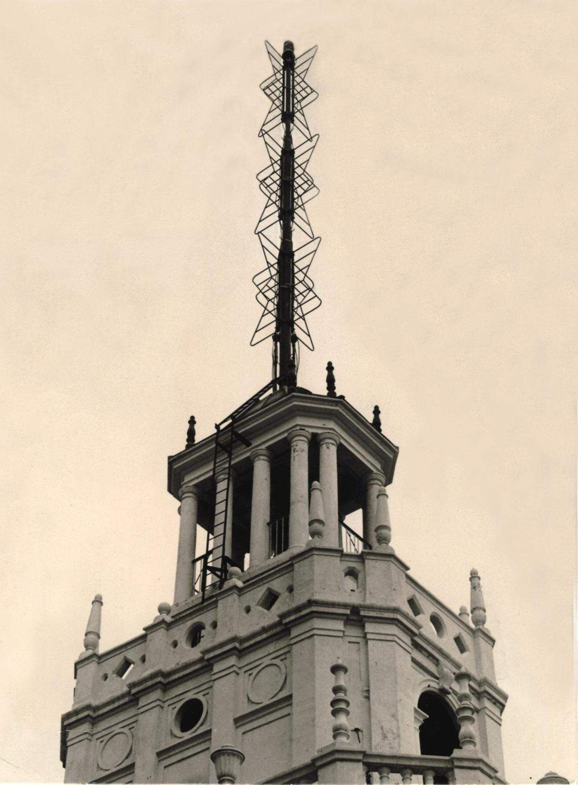 The WTVJ television tower on top of the Everglades Hotel in downtown Miami in 1999.