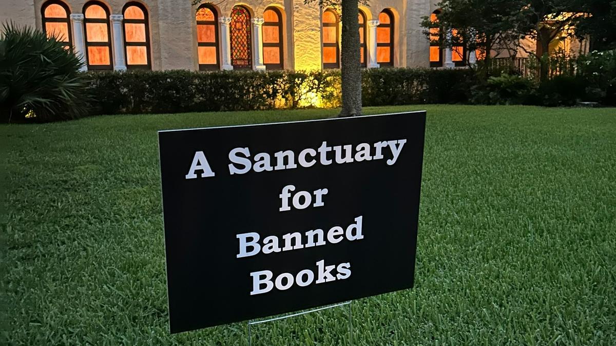 Sanctuary for Banned Books de Coral Gables Congregational Church organizó una celebración y entrega de libros recientemente cuestionados en una escuela pública de Miami-Dade, el martes 6 de junio de 2023.