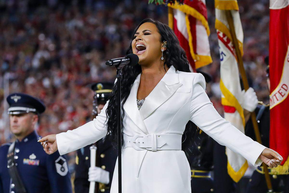 Demi Lovato interpreta el himno nacional de Estados Unidos antes de que los San Francisco 49ers se enfrentaran n a los Chiefs de Kansas City durante el Super Bowl 54 en el Hard Rock Stadium el domingo 2 de febrero de 2020 en Miami Gardens, Florida.