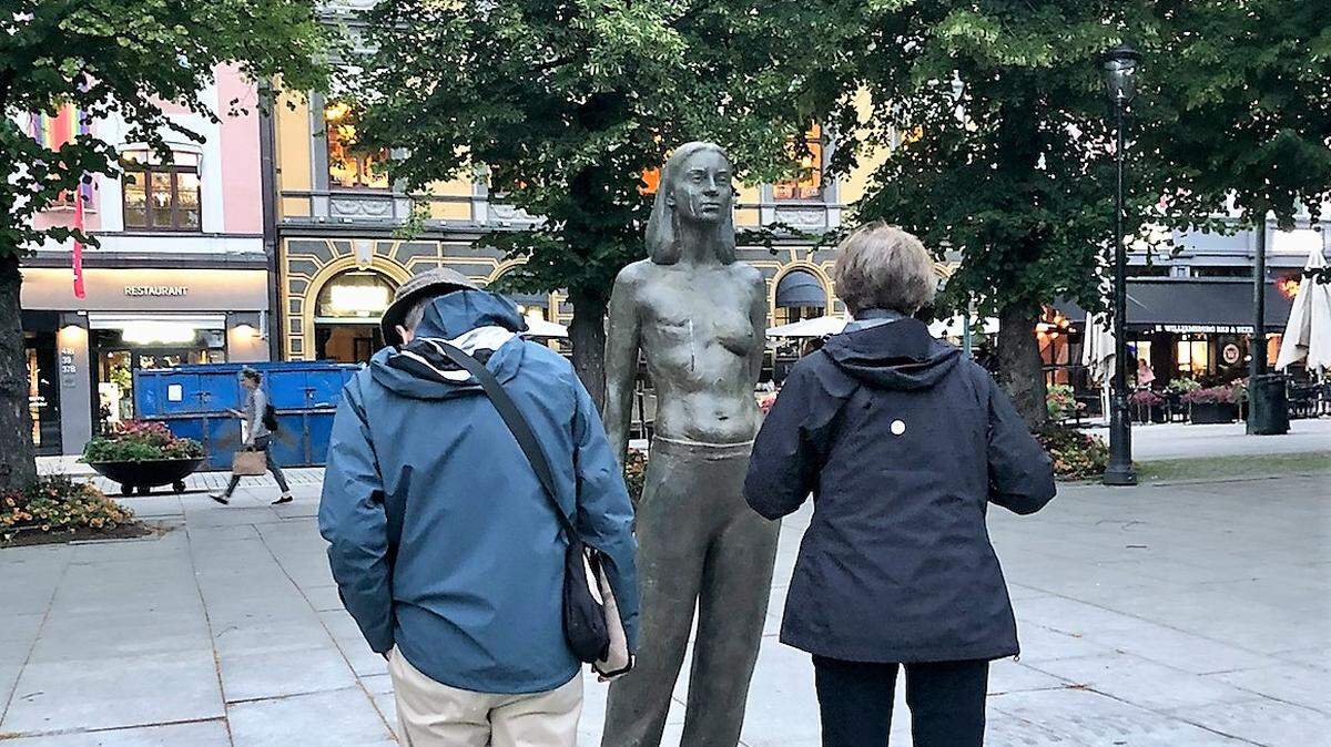 Los visitantes del parque en Oslo, Noruega, ven “Cecile”, una escultura conmovedora de Cecile Flatval, una mujer diagnosticada con cáncer incurable y que se sometió a una mastectomía.