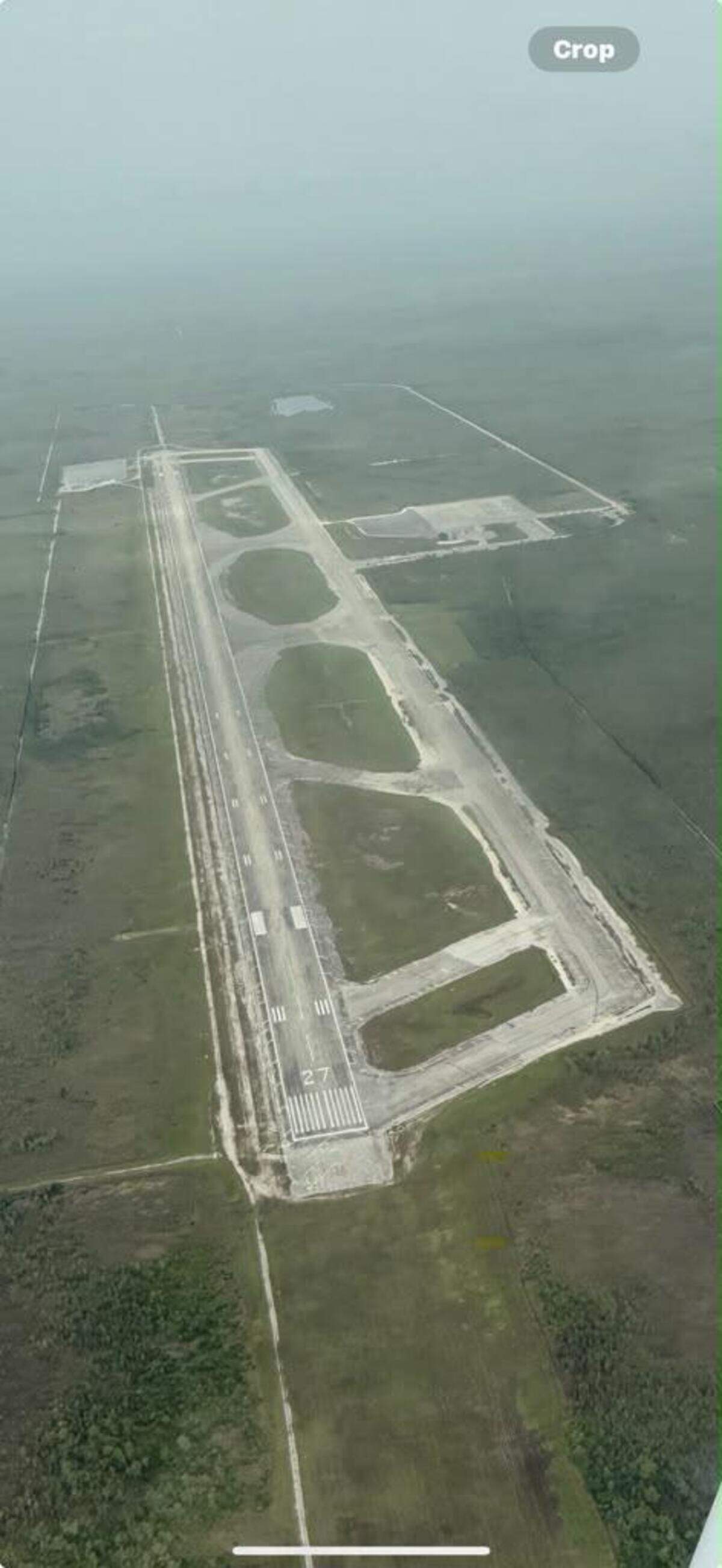 Vista aérea de estructuras, incluidas carpas gigantes, construidas en el recién inaugurado centro de detención de migrantes, “Alligator Alcatraz,” ubicado en el sitio del Dade-Collier Training and Transition Airport en Ochopee, Florida, el viernes 04 de julio de 2025.