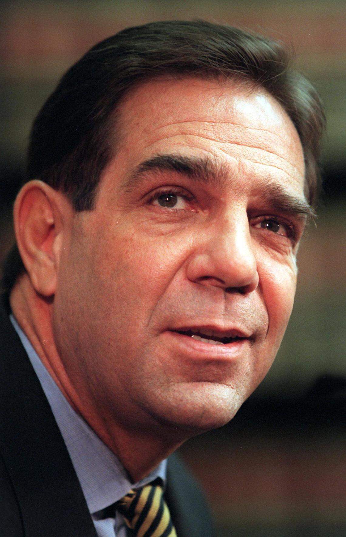 Former Mayor Xavier Suarez holds a press conference on March 17, 1998, on his legal plans to regain his position as mayor of Miami.