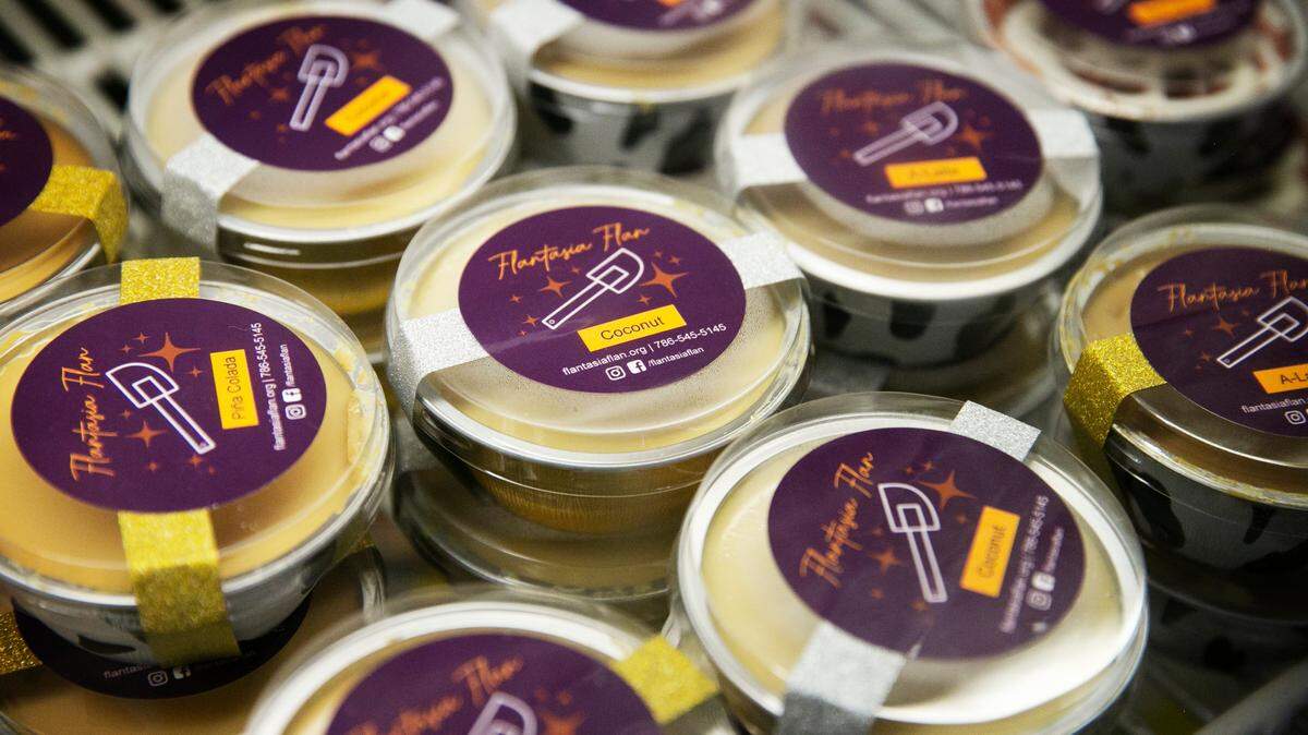 Una variedad de los sabrosos sabores de flan que Marina Salinas vende en su puesto dentro del Yellow and Green Farmers Market en Hollywood. Salinas usó la base de la querida receta de flan de su abuela para crear deliciosos sabores nuevos y comenzó un negocio familiar vendiendo postres durante la pandemia. La empresa comercial, que ha crecido y continúa expandiéndose, también fue una vía para ayudar a su hija y a los amigos y compañeros de clase de su hija que están en el espectro del autismo a encontrar confianza en un entorno laboral. La hija de Mara y el negocio del flan están prosperando y esperan poder abrir una tienda en un futuro cercano y emplear a más adultos jóvenes en el espectro.
