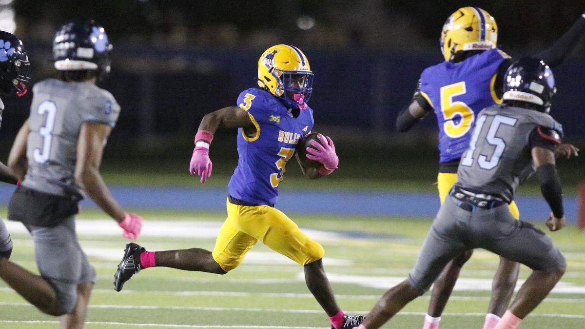 Northwestern Bulls running back Ryan Mathis (3) carries the ball against Palmetto Panthers during football game on Friday, October 17, 2025 at Traz Powell Stadium in Miami.  Andrew Uloza / for Miami Herald