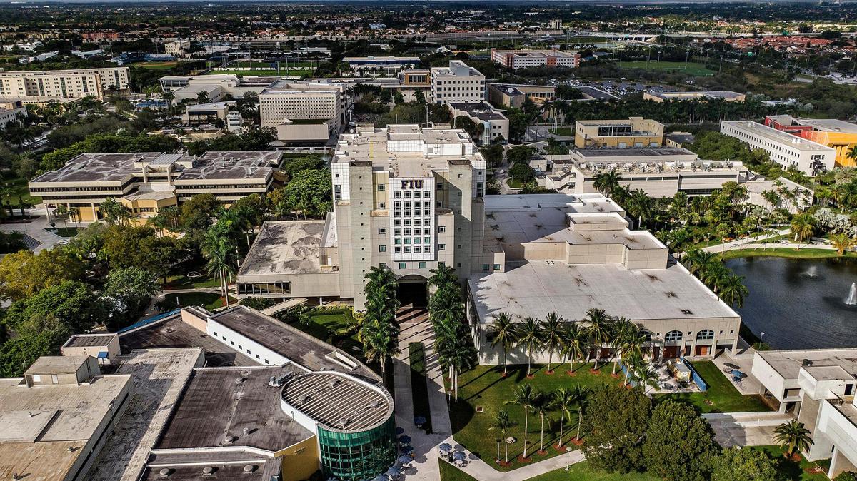 Vista del edificio de la Biblioteca Steven y Dorothea Green de la Universidad Internacional de la Florida en el Campus Modesto A. Maidique, en Miami, el martes 14 de diciembre de 2021.