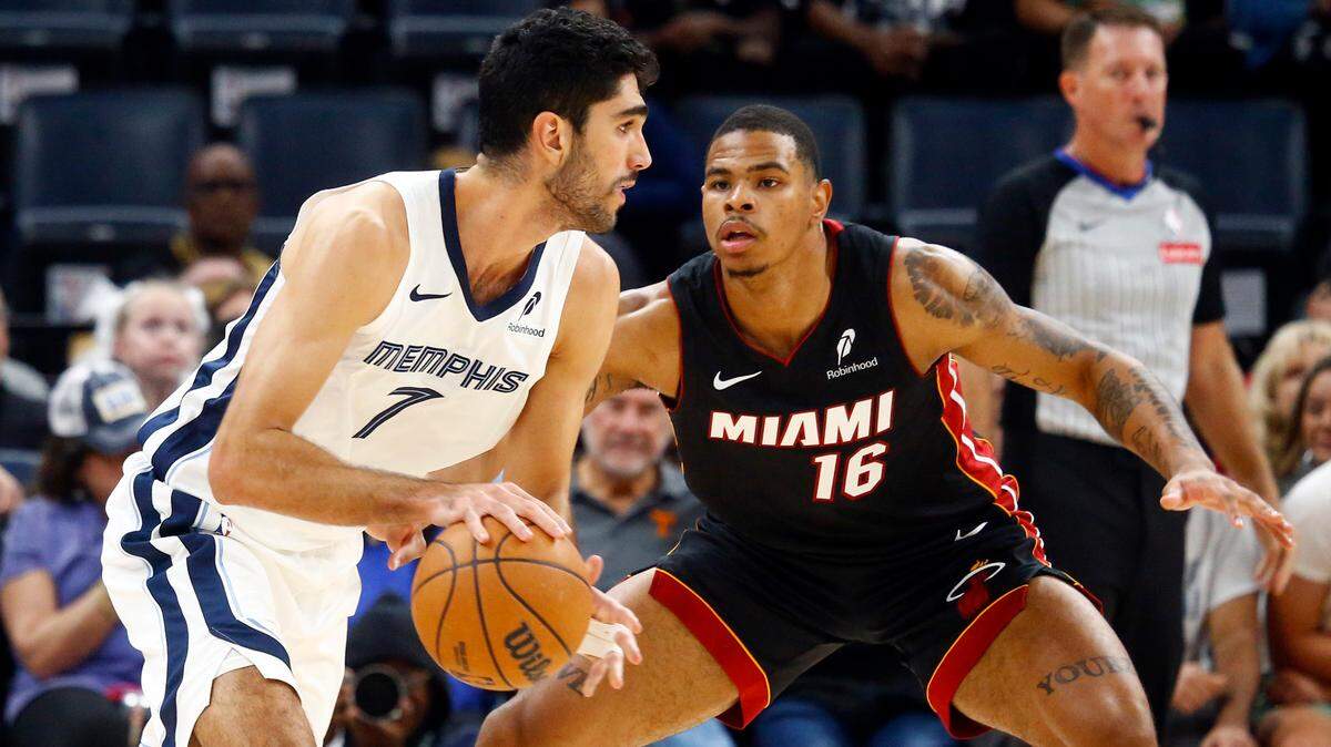 El novato del Heat de Miami Keshad Johnson (der.) marca al jugador de los Grizzlies, Santi Aldama, en el partido celebrado el 18 de octubre de 2024 en el FedExForum de Memphis.