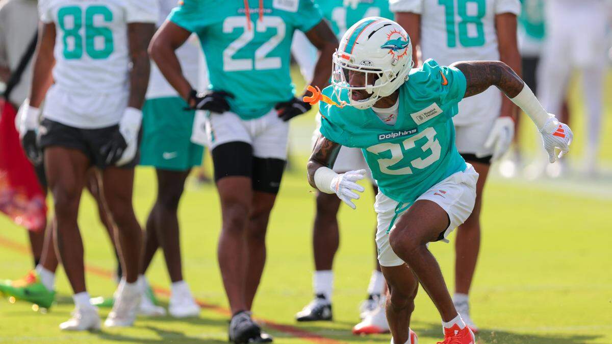 El cornerback de los Dolphins Jack Jones (23) corre en un entrenamiento con el equipo el 26 de julio de 2025 en Miami Gardens, Florida.
