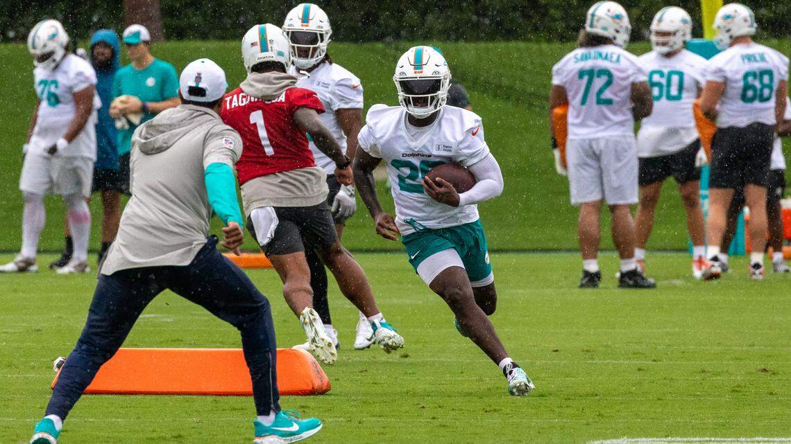 Miami Dolphins running back De’Von Achane (28) runs drills during Organized Team Activities at the Baptist Health Training Complex on Tuesday, June 3, 2025, in Miami Gardens, Fla.