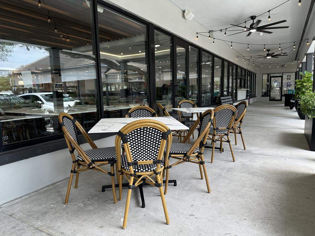 El nuevo Latin American Grill tiene asientos al aire libre y una ventanita.