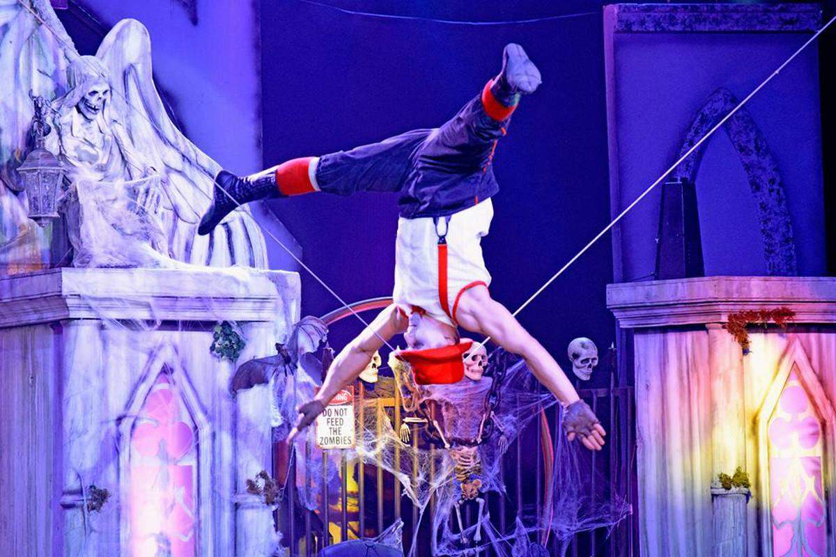 El Circo de los Vampiros en Aventura Mall cuenta con acróbatas.