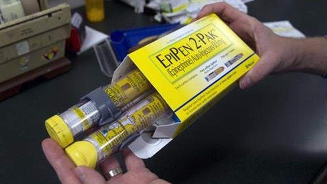 The expiration dates of certain batches of EpiPen and generic versions of the epinephrine auto-injectors have been extended four months by the FDA.