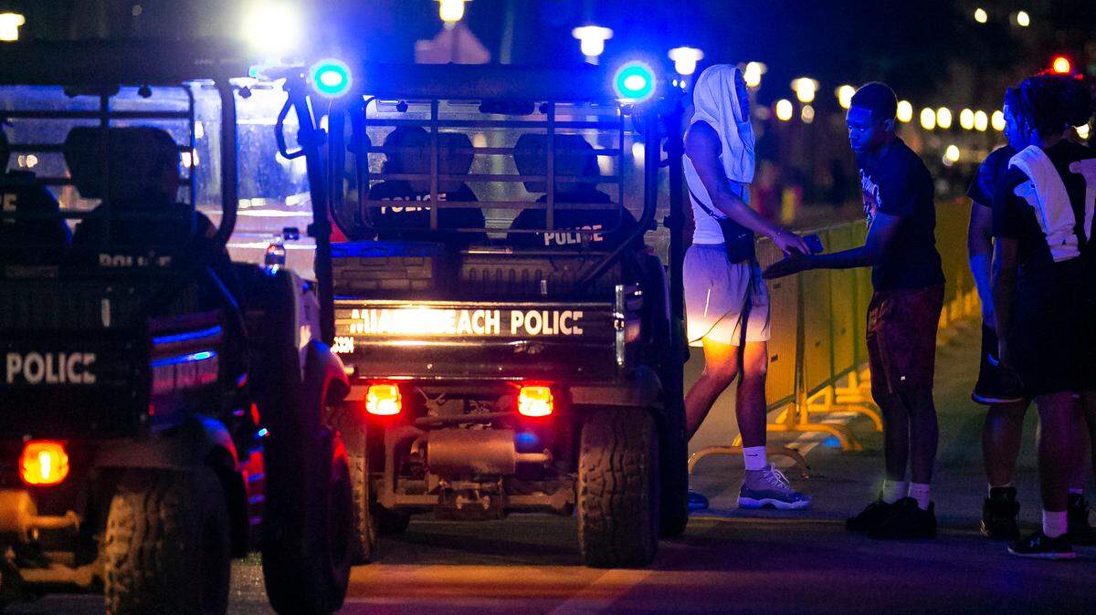Policías patrullan por Ocean Drive en Miami Beach el 25 de marzo de 2022.