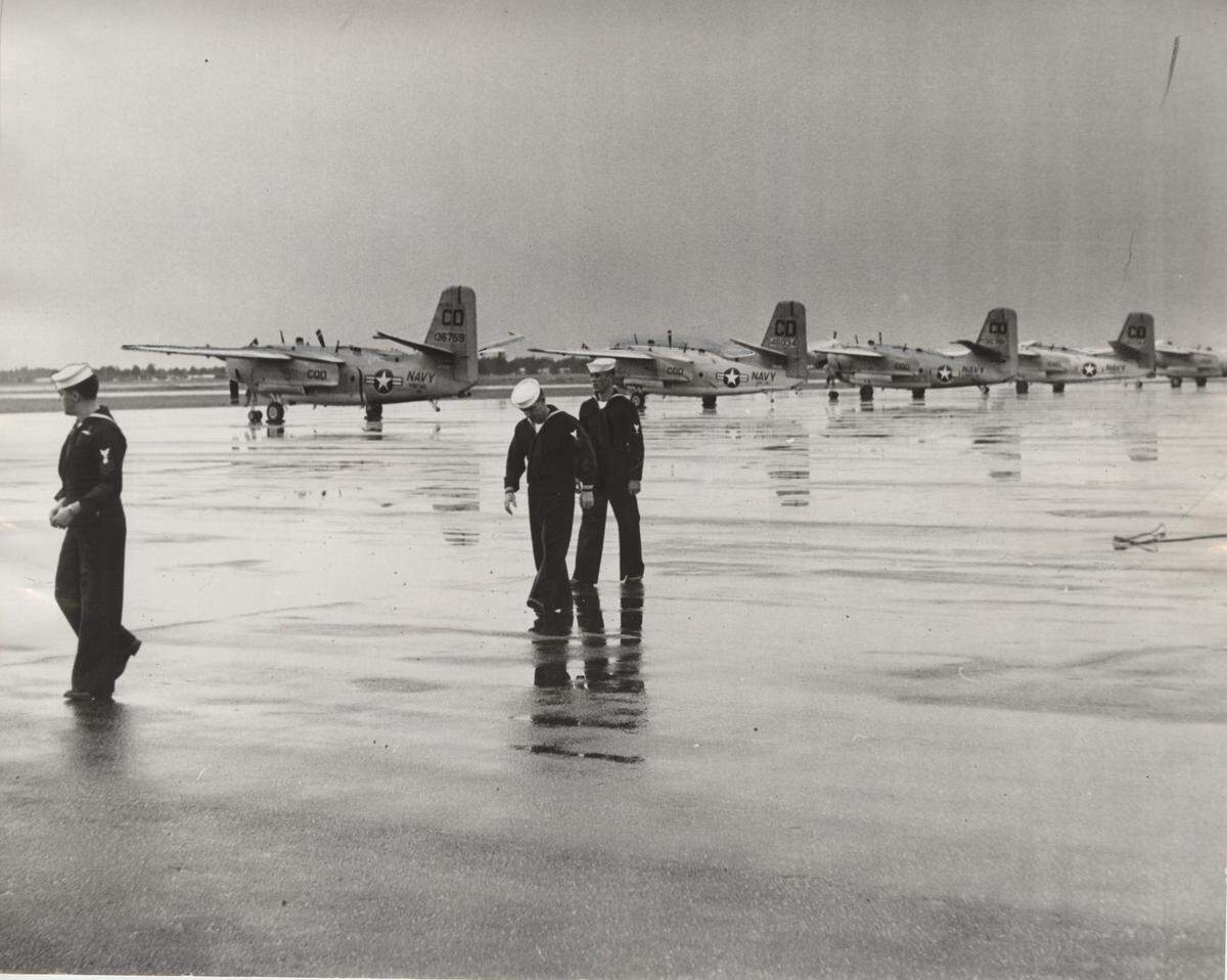 Publicado el 24/10/1962: La tripulación del portaaviones Enterprise estira las piernas durante un descanso en el Aeropuerto Internacional de Palm Beach; breve escala, luego hacia el Caribe. La Marina desembarcó seis aviones de transporte que llevaban a los miembros de la tripulación del portaaviones Enterprise a su barco. Los aviones de la Marina, bimotores Gruman TF, versiones modificadas de aviones de patrulla antisubmarina, repostaron y partieron.