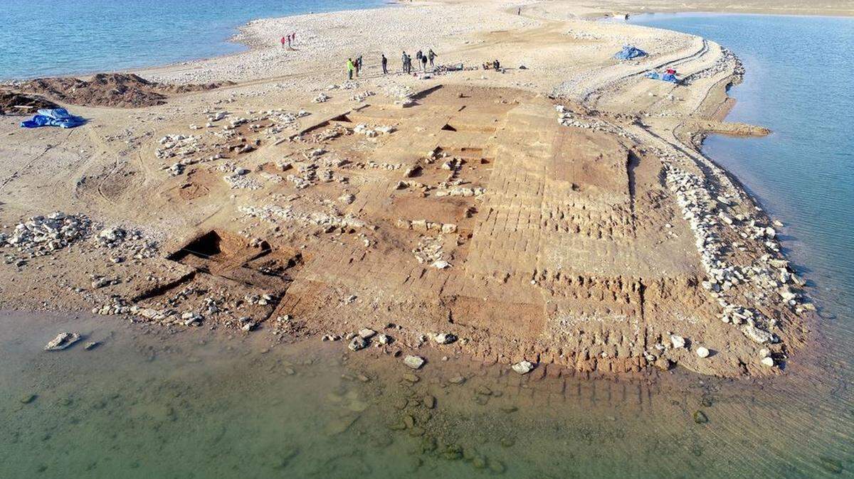 Varias ciudades sumergidas han surgido recientemente durante una devastadora sequía en Irak.