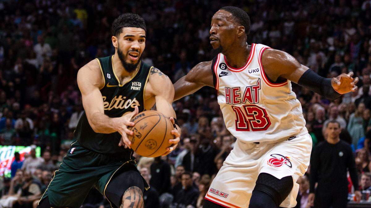 El jugador de los Celtics Jayson Tatum trata de pasar la marca de Bam Adebayo, del Heat, en el partido celebrado el 24 de enero de 2023 en Miami.
