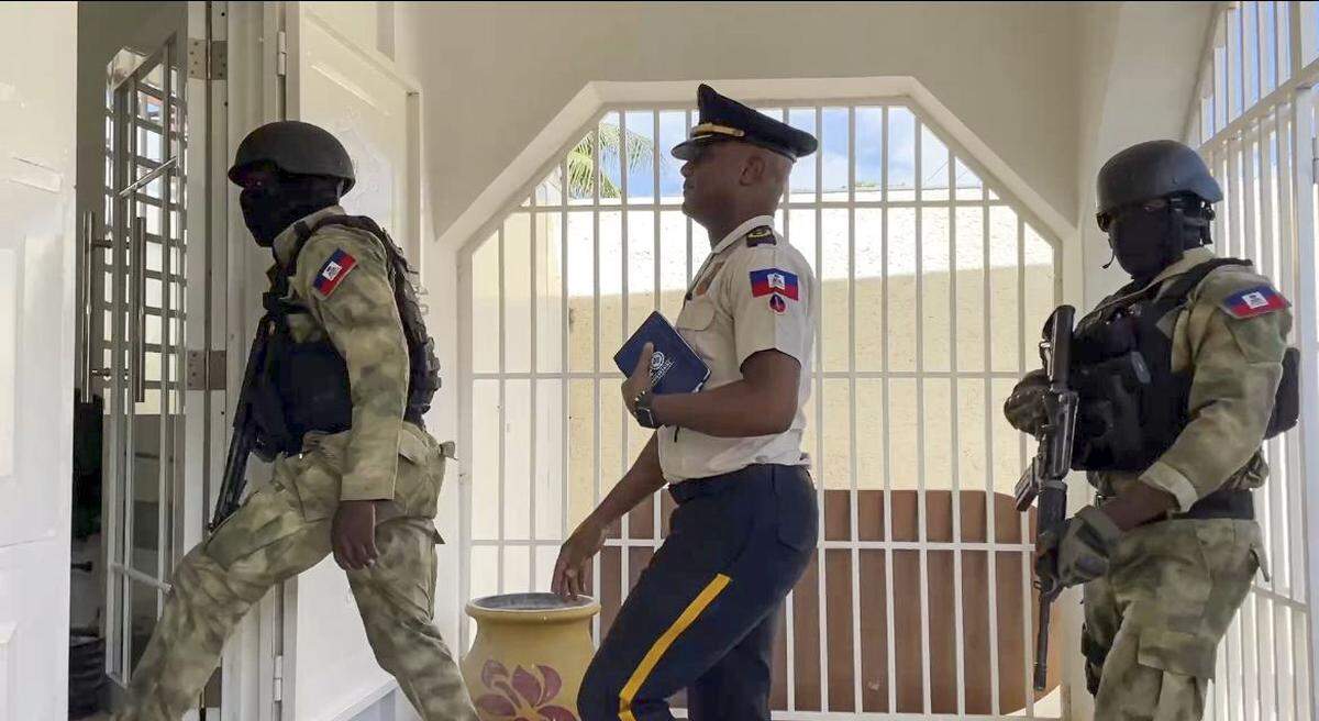 Livenston Gauthier, who as head of the Tabarre police station combated armed gangs, is on his way to appear before an investigative judge on October 14, 2024. Gauthier was arrested on September 13, 2024 in connection with the killing of a motorcycle taxi driver on September 5, 2024, the day U.S. Secretary of State Antony Blinken visited. Gauthier and his lawyer say he was leading Blinken’s security during the time of the murder.