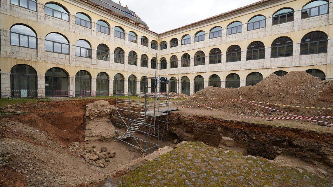 Archaeologists in Valladolid excavated the courtyard of a monastery and found the ruins of a once-imposing 12th century castle, photos show.